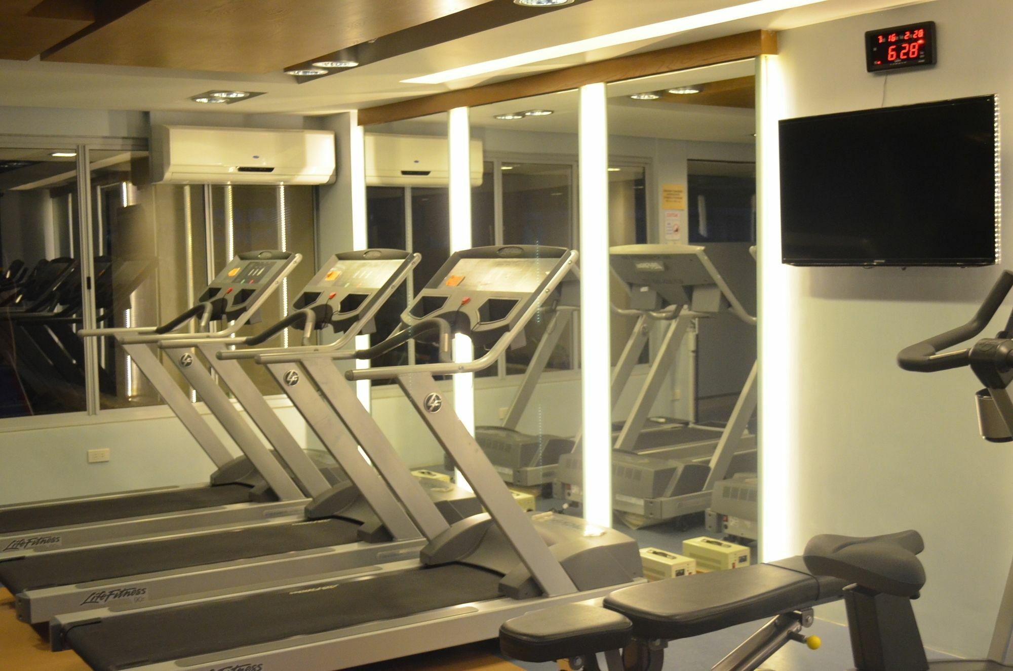 Greenbelt Madison Apartments マカティ エクステリア 写真
